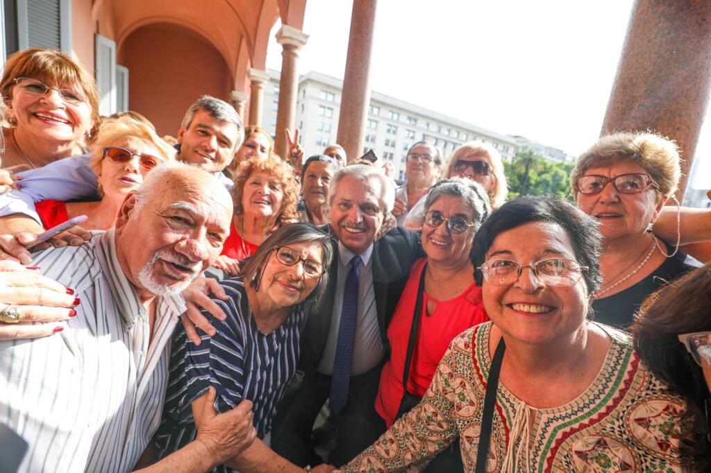 Supera la timidez y disfruta tus momentos sociales al jubilarte